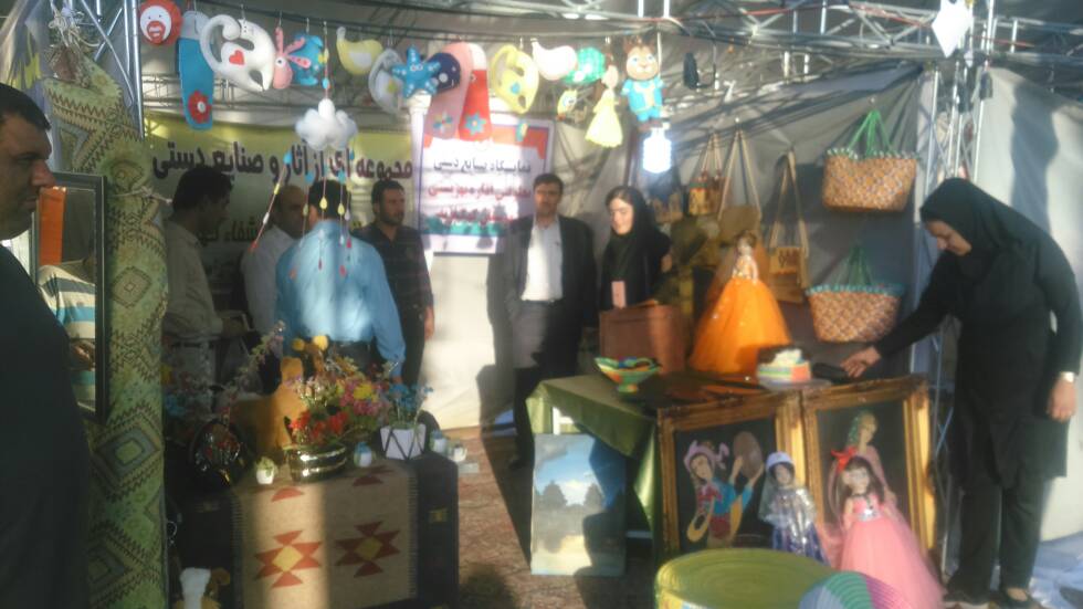 بازدید رئیس بهزیستی از غرفه صنایع دستی معلولان شهرستان کهگیلویه/تصاویر